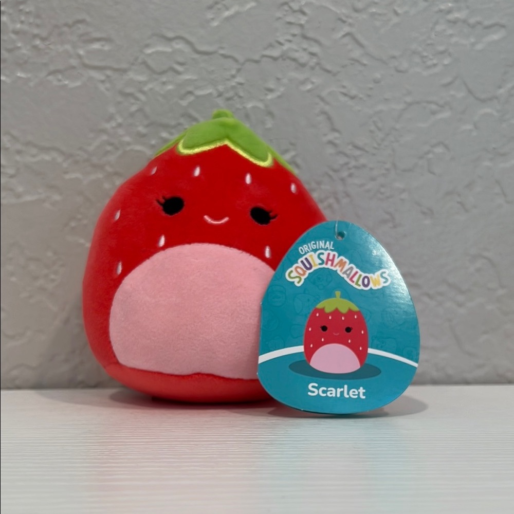 Mini squishmallow Scarlet strawberry